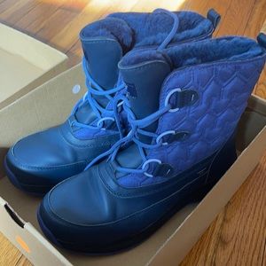 New UGG Eu 41 US 10 women’s blue sheepskin snow boots